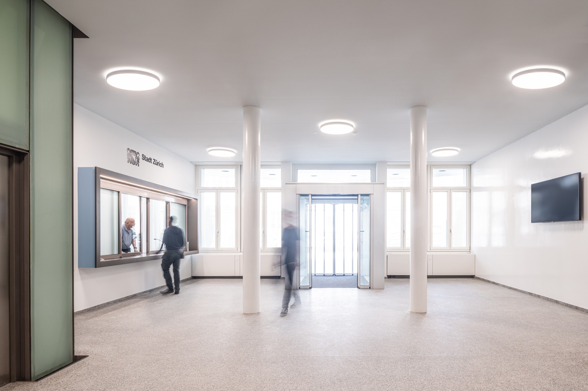 Haupteingang im Erdgeschoss mit neuer Loge (© Till Forrer, Zürich)